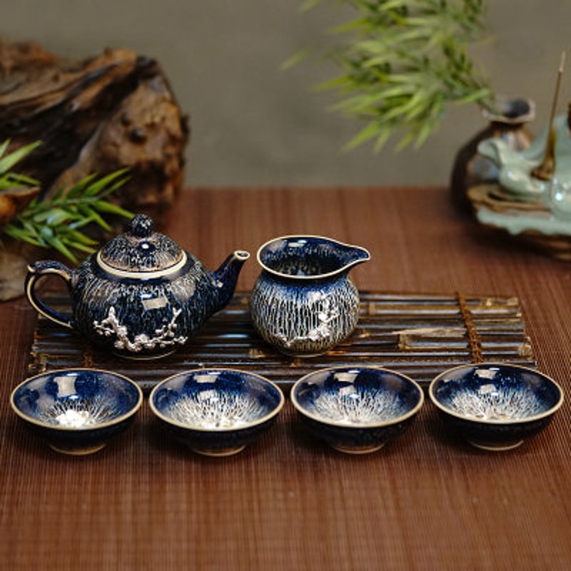 德化白瓷和景德镇白瓷,两种中国瓷器的瑰宝,在历史上都有各自独特的地位。那么,它们之间究竟有何不同?