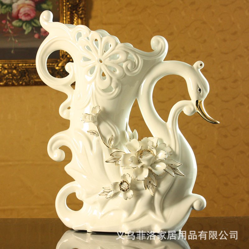 德化白瓷和景德镇白瓷,同样是中华传统工艺瑰宝,但它们之间有何不同?今天就带大家一探究竟。