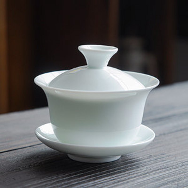 德化白瓷和景德镇白瓷都是中国瓷器中的瑰宝,但两者在制作工艺、原料选择以及最终产品特性上存在显著差异。今天我们就来一起探讨一下这两个地方的陶瓷制品究竟有何不同。